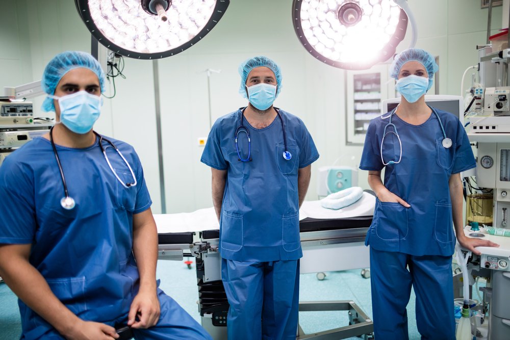 Grupo de médicos en sala de cirugía. | Foto: Shutterstock
