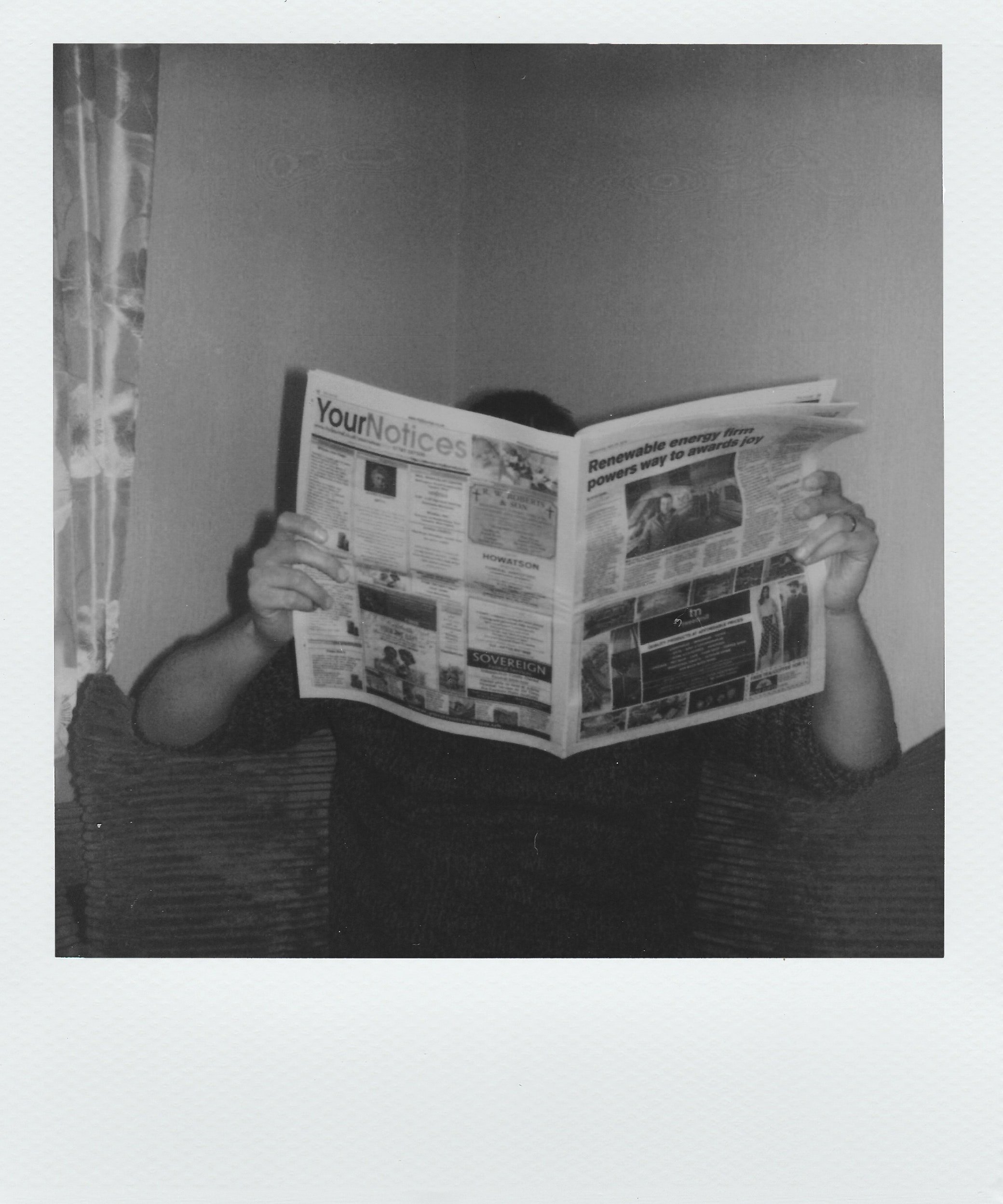 Man reading newspaper | Photo: Pexels