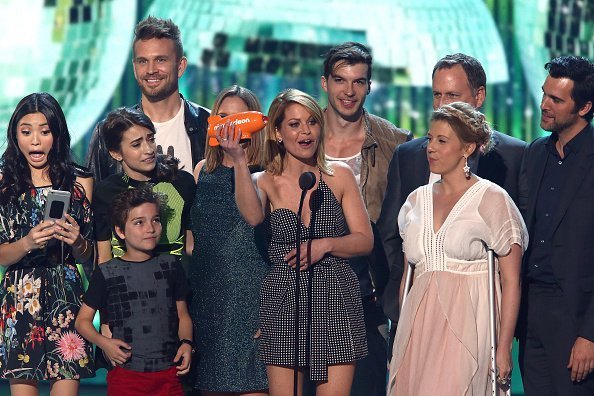 The cast of 'Fuller House' accepts the award for Favorite TV Show-Family onstage at the Nickelodeon's 2017 Kids' Choice Awards at USC Galen Center on March 11, 2017 in Los Angeles, California | Photo: Getty Images