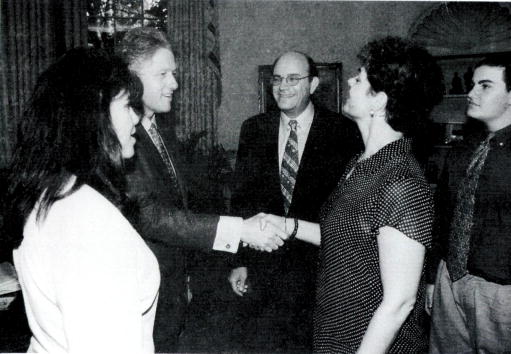 Una fotografía que muestra a la ex pasante de la Casa Blanca, Monica Lewinsky, reuniéndose con el presidente Bill Clinton en una función de la Casa Blanca presentada como evidencia en documentos de la investigación de Starr y divulgada por el comité judicial de la Cámara el 21 de septiembre de 1998. | Fuente: Getty Images