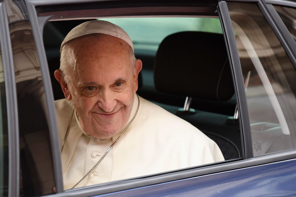 Francisco se va después de reunirse con dignatarios en el Castillo de Dublín.| Fuente: Getty Images Francisco se va después de reunirse con dignatarios en el Castillo de Dublín.| Fuente: Getty Images