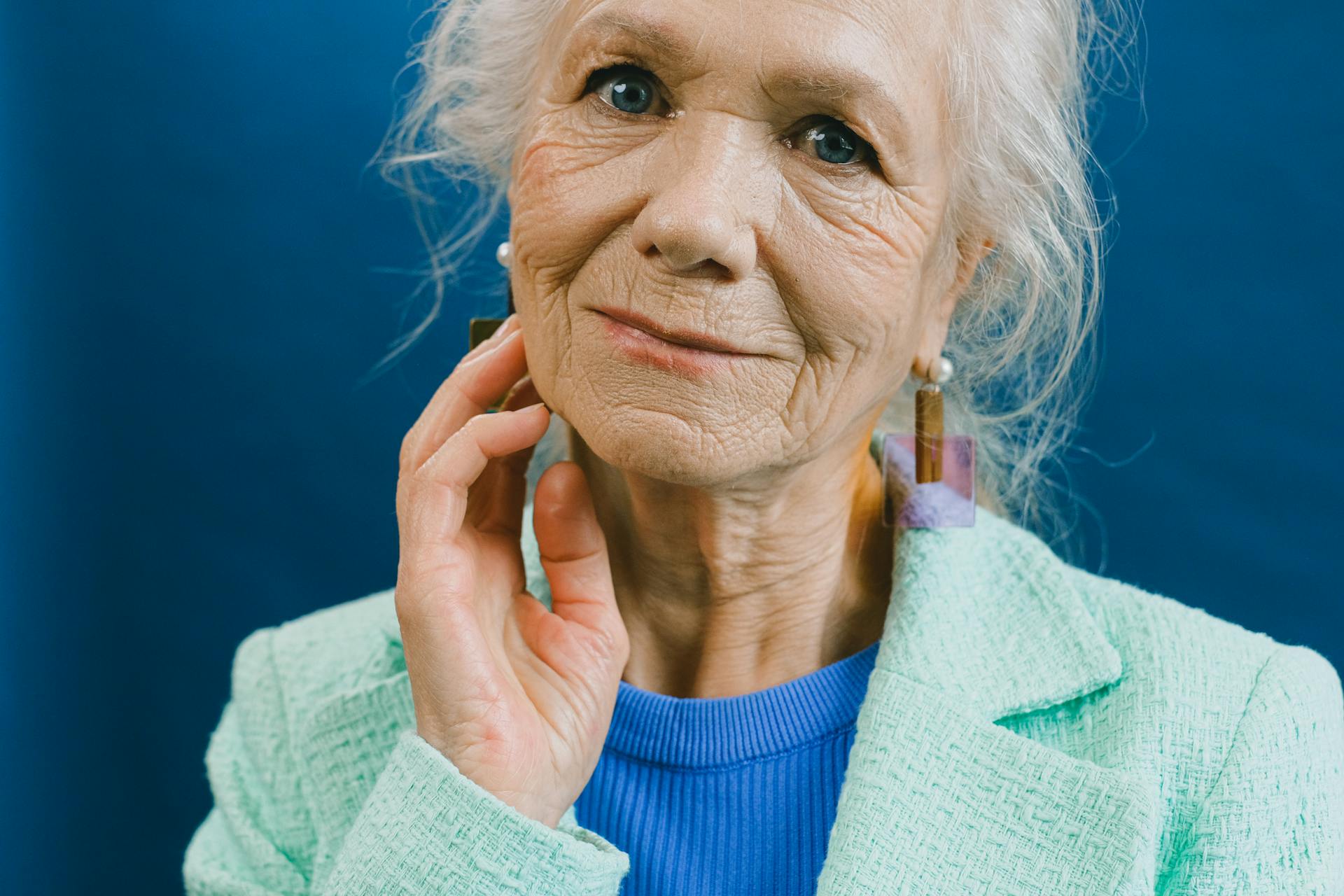 An older woman smiling | Source: Pexels