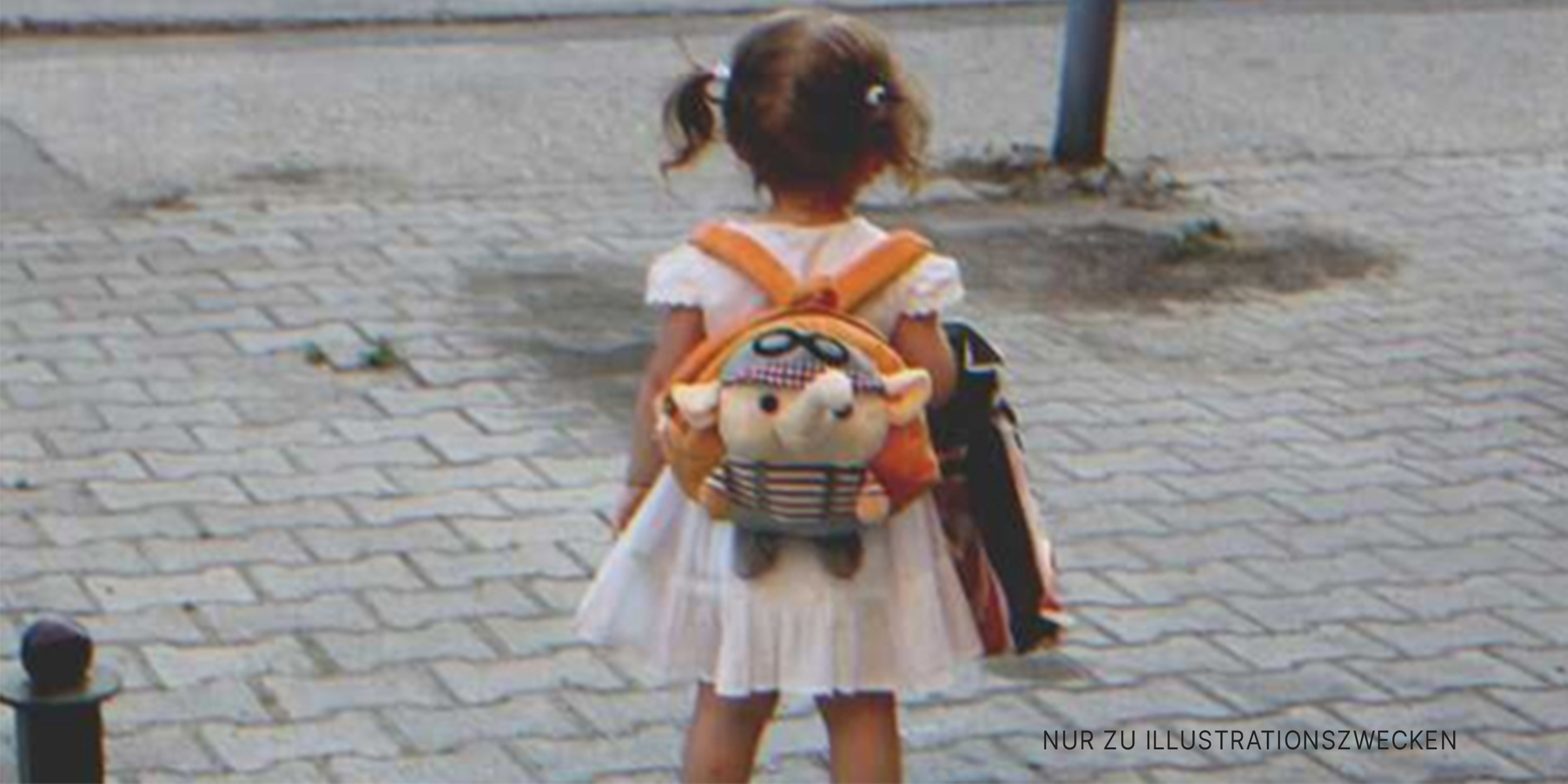 Ein kleines Mädchen auf der Straße | Quelle: Shutterstock