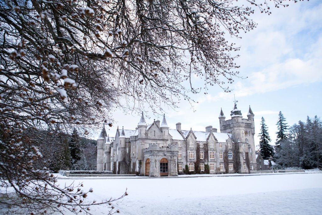 Château de Balmoral, Royal Deeside, dans la neige. Le Met Office a émis un avertissement météorologique jaune pour la glace et la neige à travers l'Écosse. | Photo : Getty Images