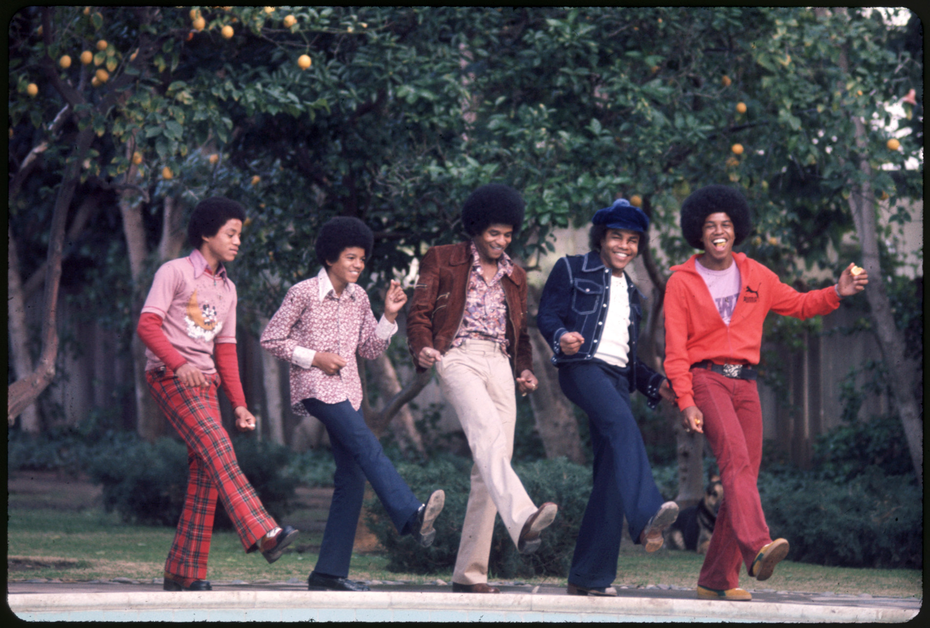 The Jackson 5 posing for a picture at home in Los Angeles, California in 1972. | Source: Getty Images