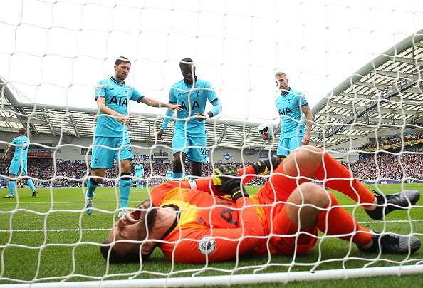 Hugo Lloris, de Tottenham Hotspur, est blessé au stade communautaire American Express le 5 octobre 2019 à Brighton, Royaume-Uni. | Photo : GettyImage