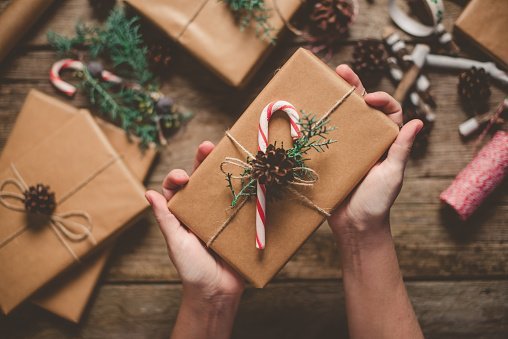 Person holding Christmas gift | Photo: Getty Images