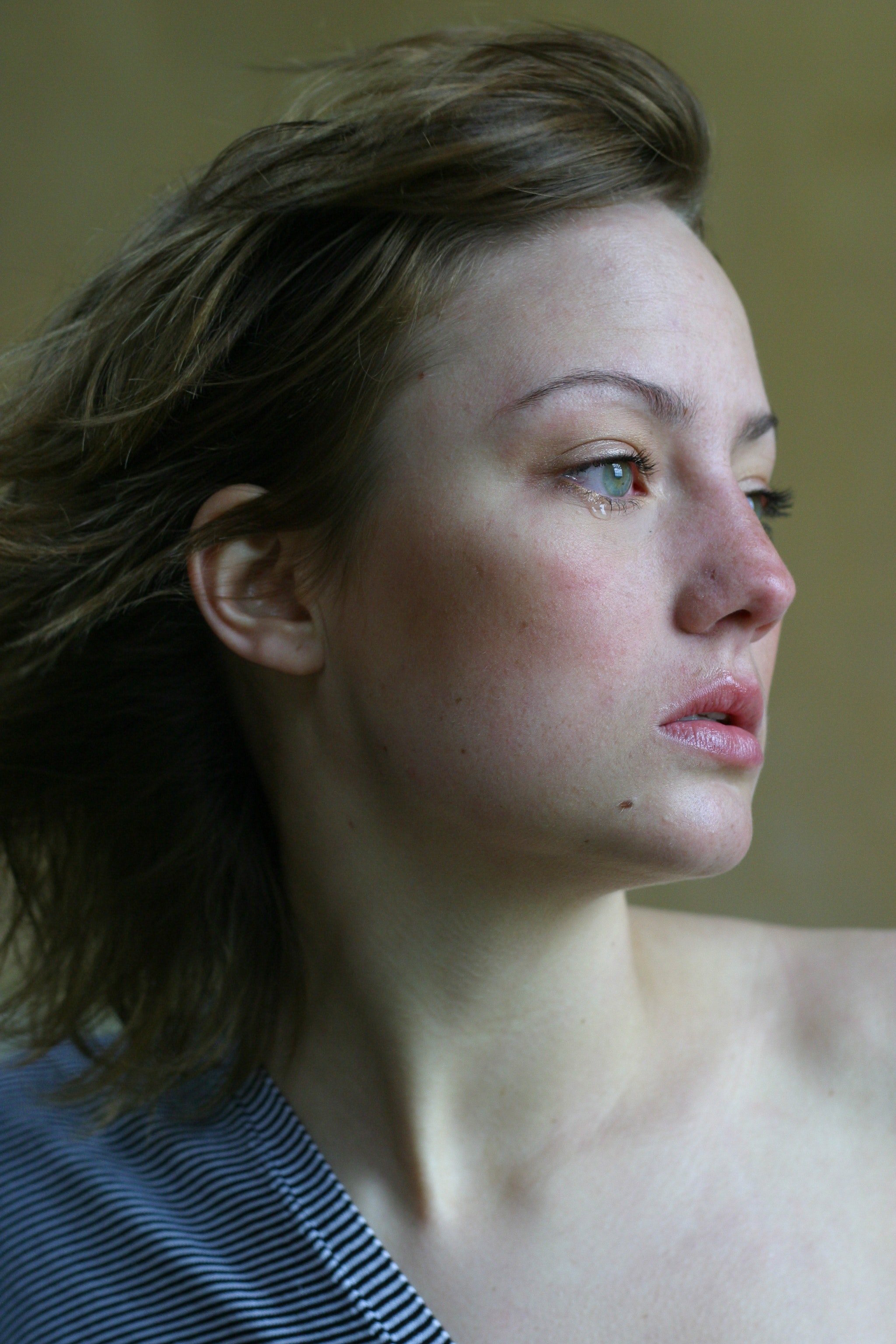 Rostro de mujer joven con lágrimas en los ojos. | Foto: Pexels