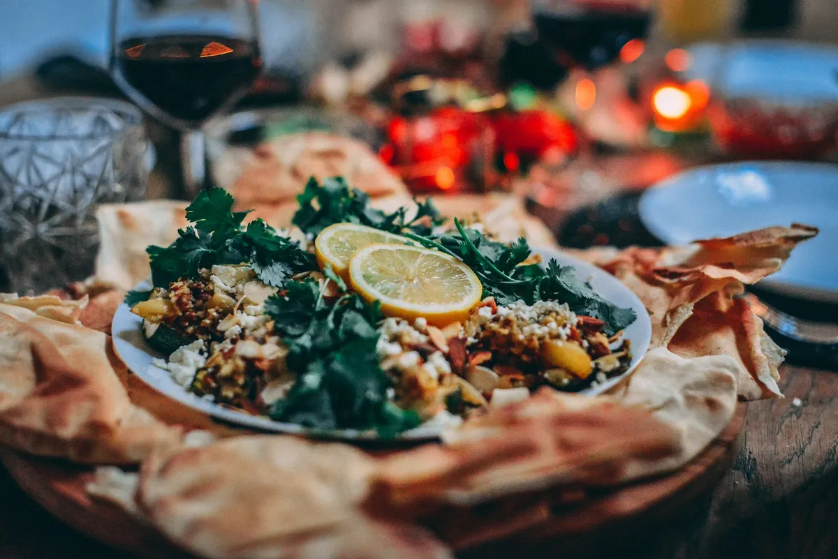 Alisha a préparé mon dîner préféré et a mis la table. | Source : Pexels