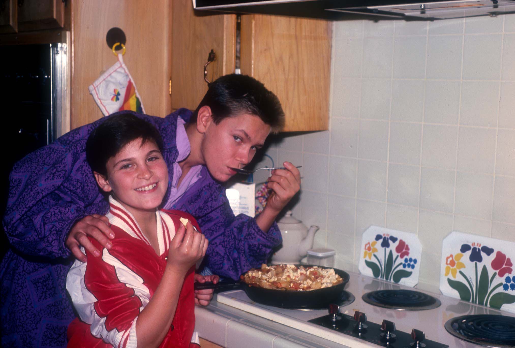 Joaquin und River Phoenix beim Kochen in ihrem Haus in Los Angeles, Kalifornien, USA, um 1985 | Quelle: Getty Images