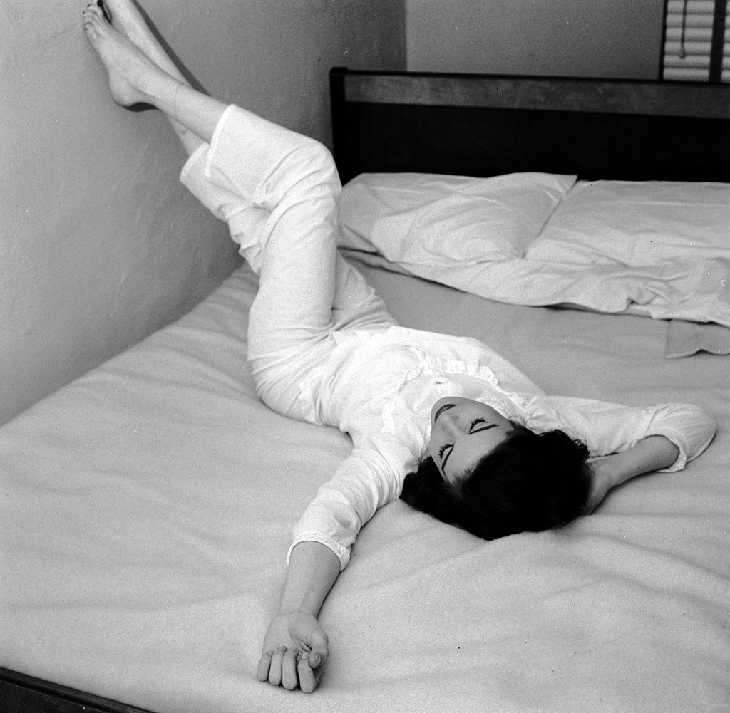 Une femme qui a du mal à dormir. | Photo : Getty Images