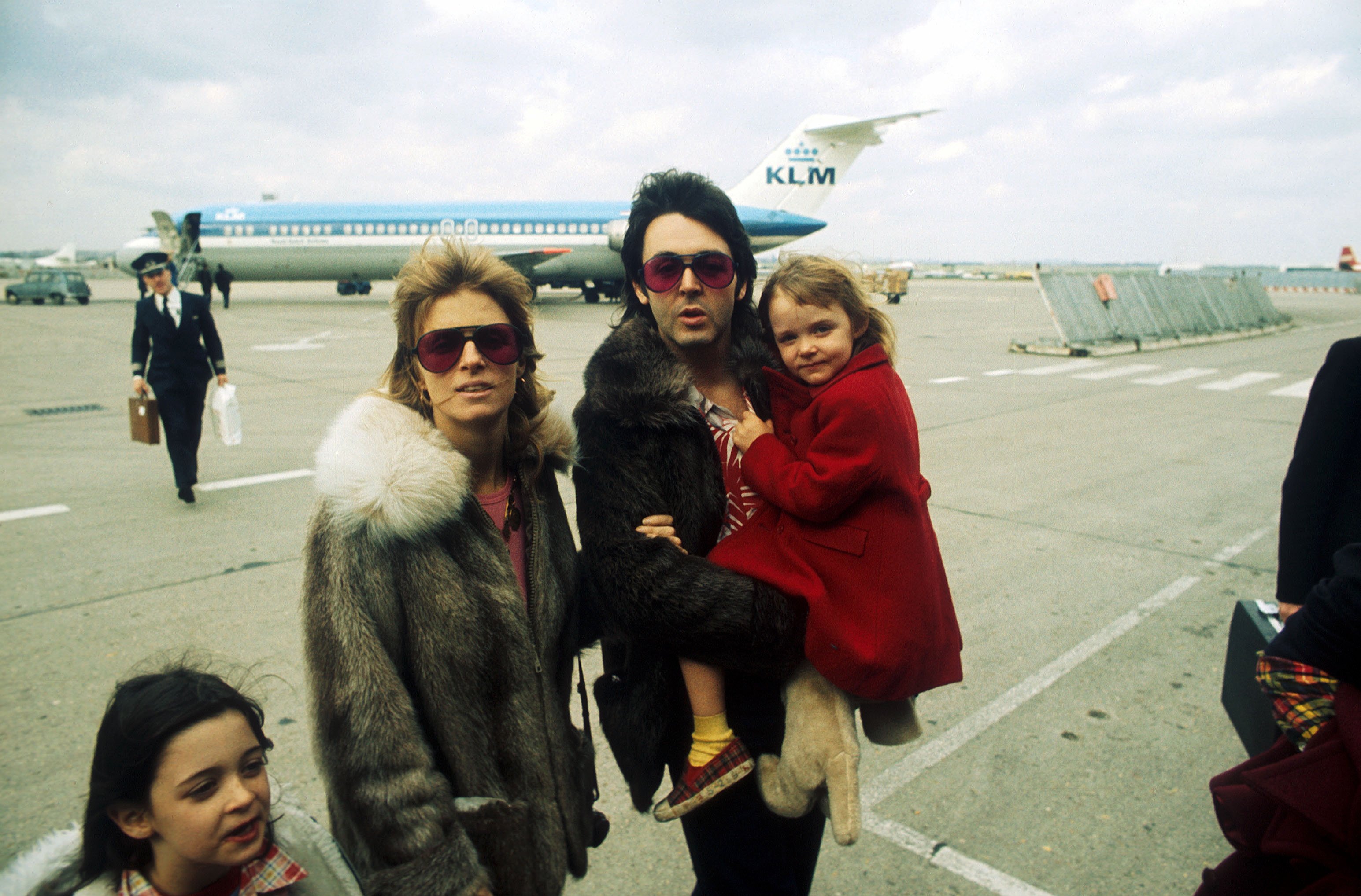 Paul McCartney, his wife Linda, and their daughter Stella McCartney arrive at the airport in April 1998 in the United Kingdom. | Source: Getty Images