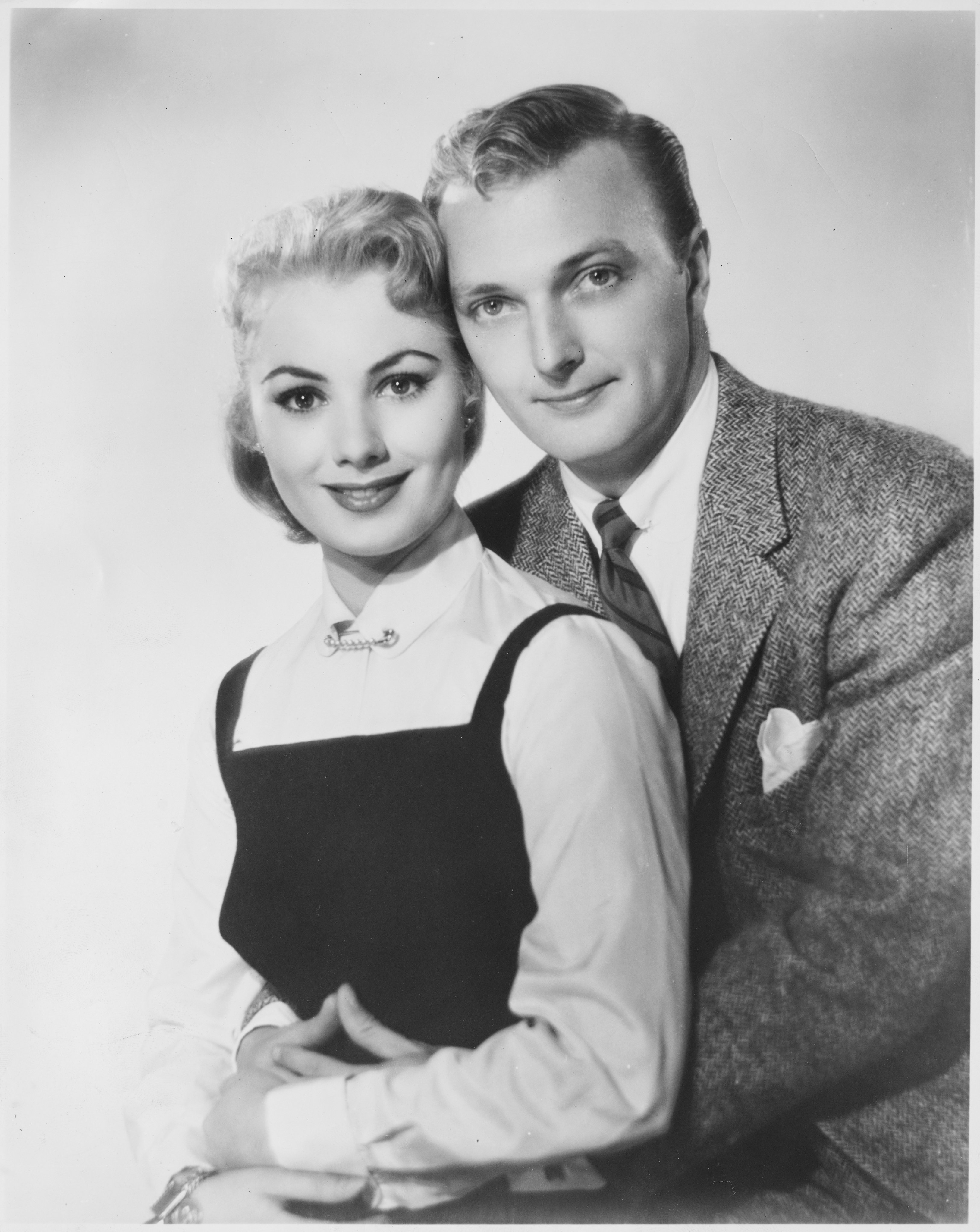 Shirley Jones and Jack Cassidy posing in a black and white photo, circa 1950. | Source: John Springer Collection/Corbis/Getty Images