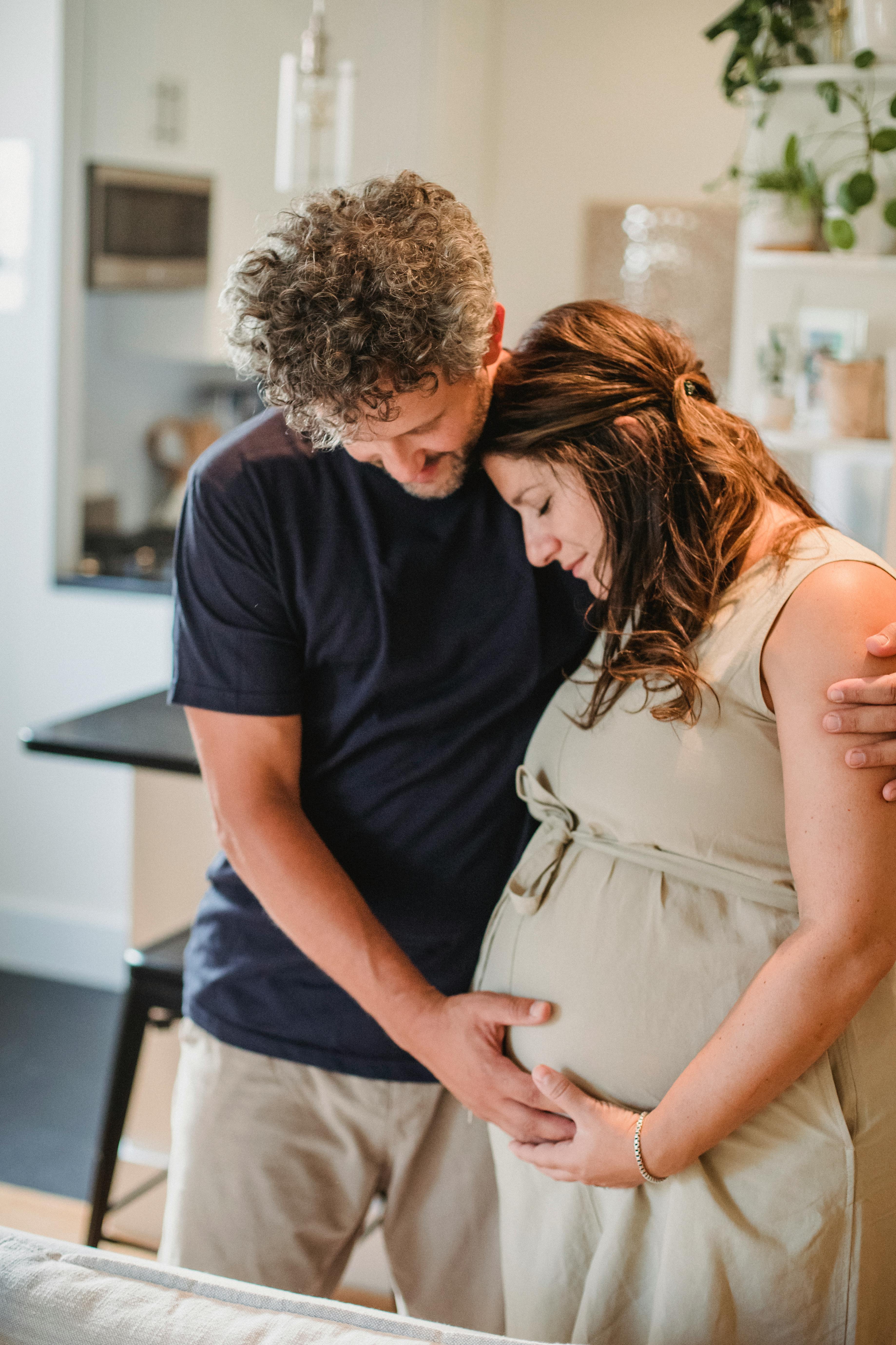 A man comforting and hugging a pregnant woman | Source: Pexels