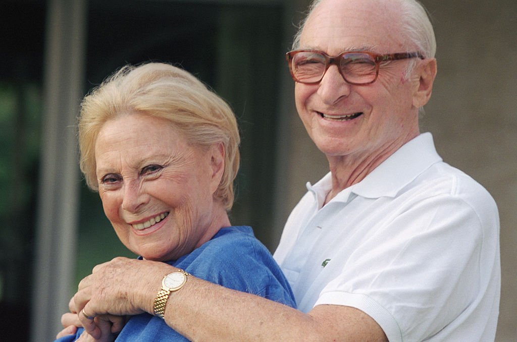 L'actrice française Michele Morgan pose avec son mari, l'acteur et réalisateur français Gérard Oury, pendant que les deux sont en vacances. | Photo : Getty Images L'actrice française Michele Morgan pose avec son mari, l'acteur et réalisateur français Gérard Oury, pendant que les deux sont en vacances. | Photo : Getty Images