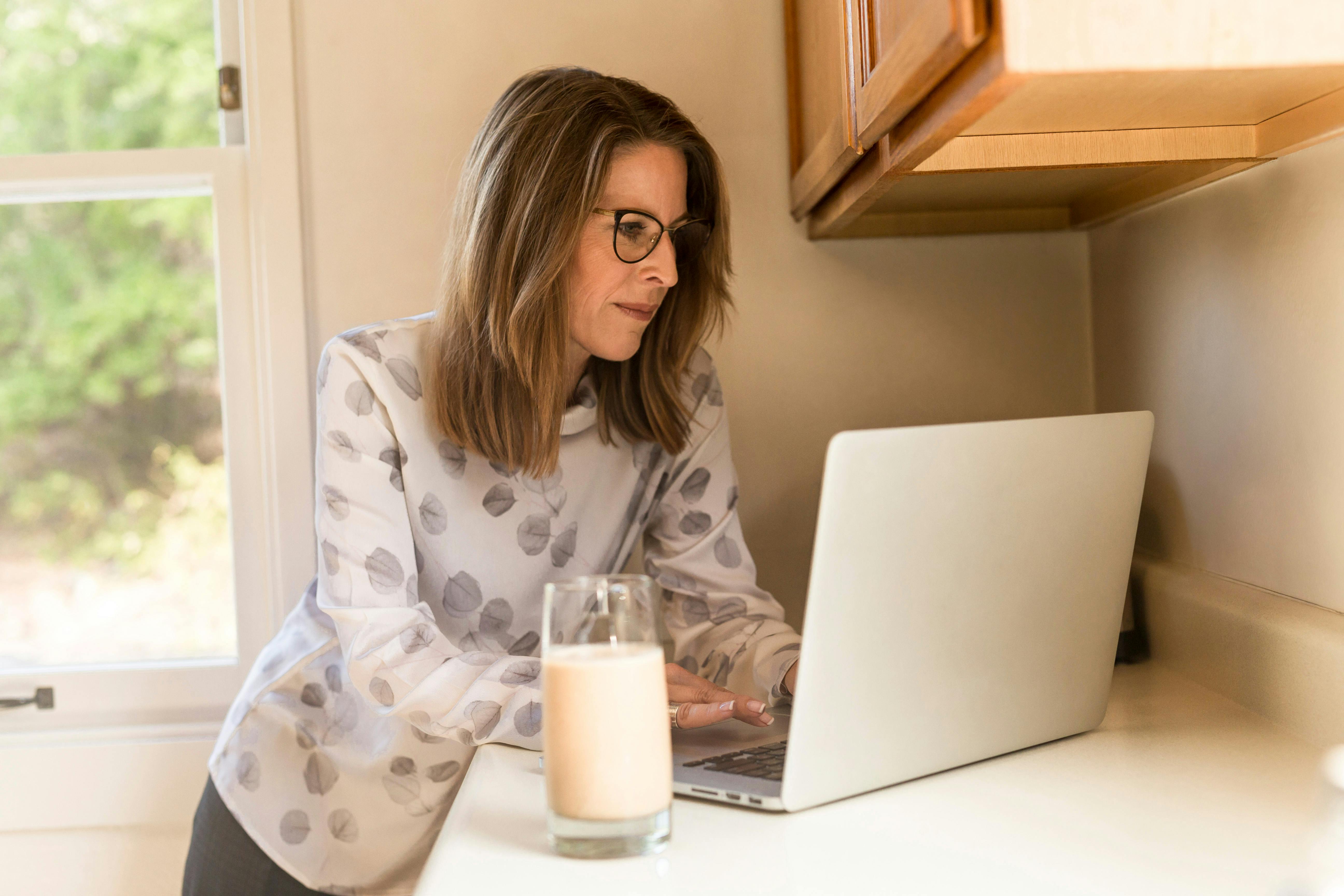 An older woman using her laptop | Source: Pexels