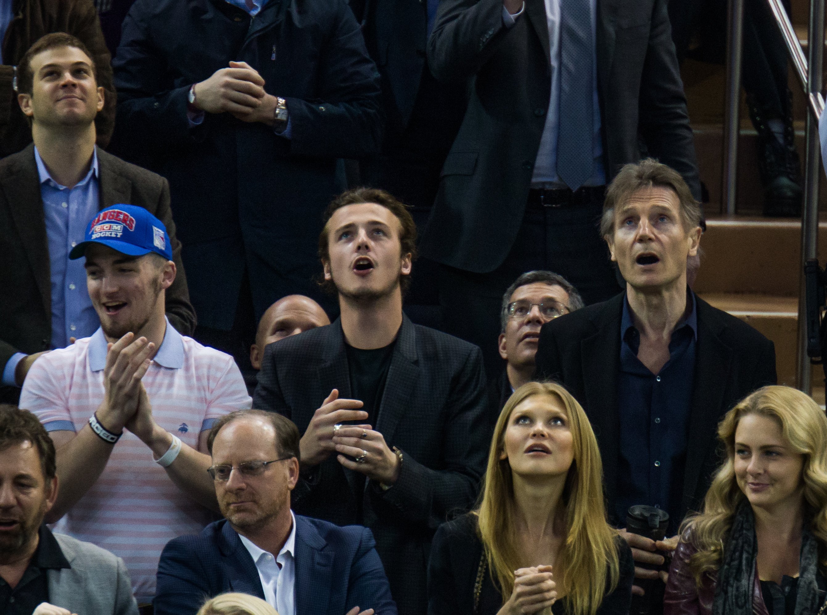 Liam Neeson y sus hijos Daniel Neeson y Micheál Neeson asistieron al partido entre los New York Rangers y los Boston Bruins en el Madison Square Garden, el 23 de marzo de 2016. | Foto: Getty Images