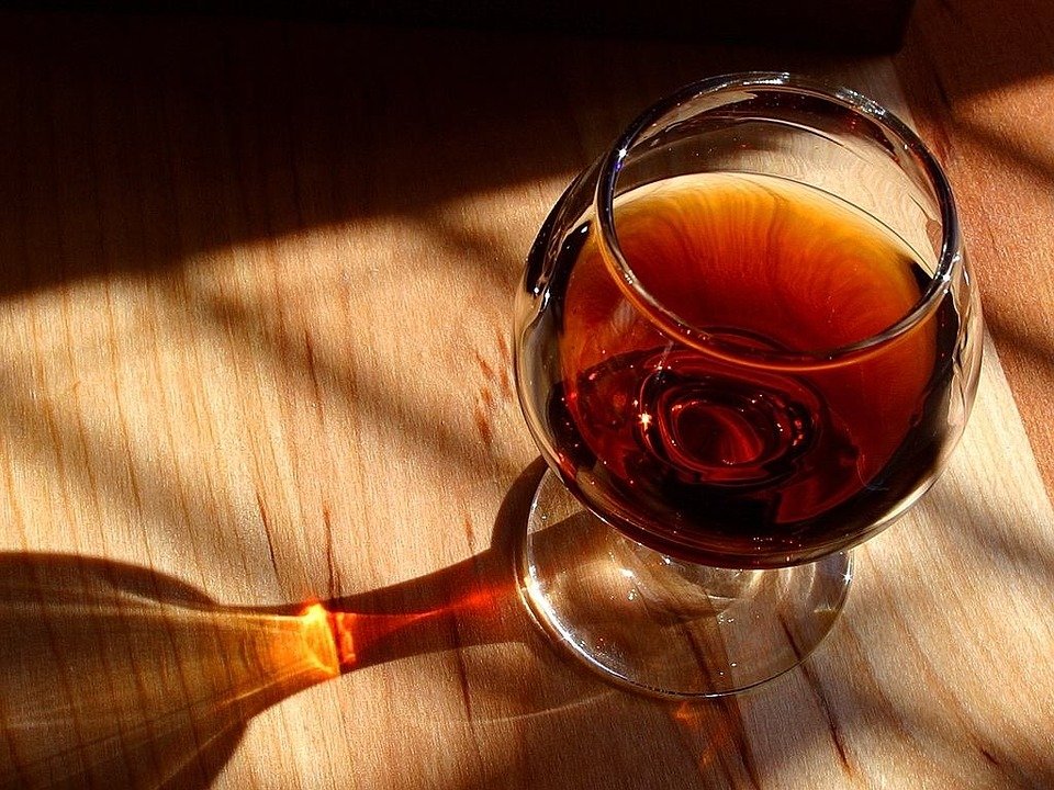 A glass of cognac. | Photo: Pixabay