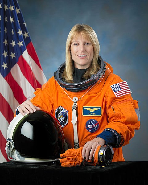 Portrait of Kathryn Hire in NASA uniform with U.S. flag in the background | Source: Wikimedia Commons