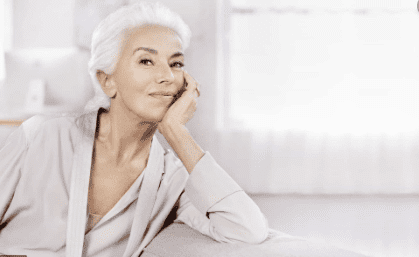 Une femme de plus de cinquante ans. | Photo : amourmodeetbeaute.com Une femme de plus de cinquante ans. | Photo : amourmodeetbeaute.com