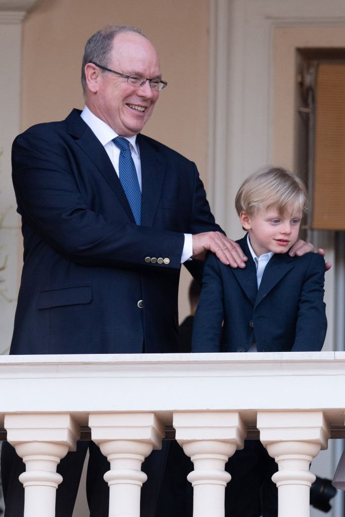 El príncipe Albert II de Mónaco y el príncipe Jacques en la Fete de la Saint Jean, el 23 de junio de 2020 en Mónaco. | Foto: Getty Images El príncipe Albert II de Mónaco y el príncipe Jacques en la Fete de la Saint Jean, el 23 de junio de 2020 en Mónaco. | Foto: Getty Images