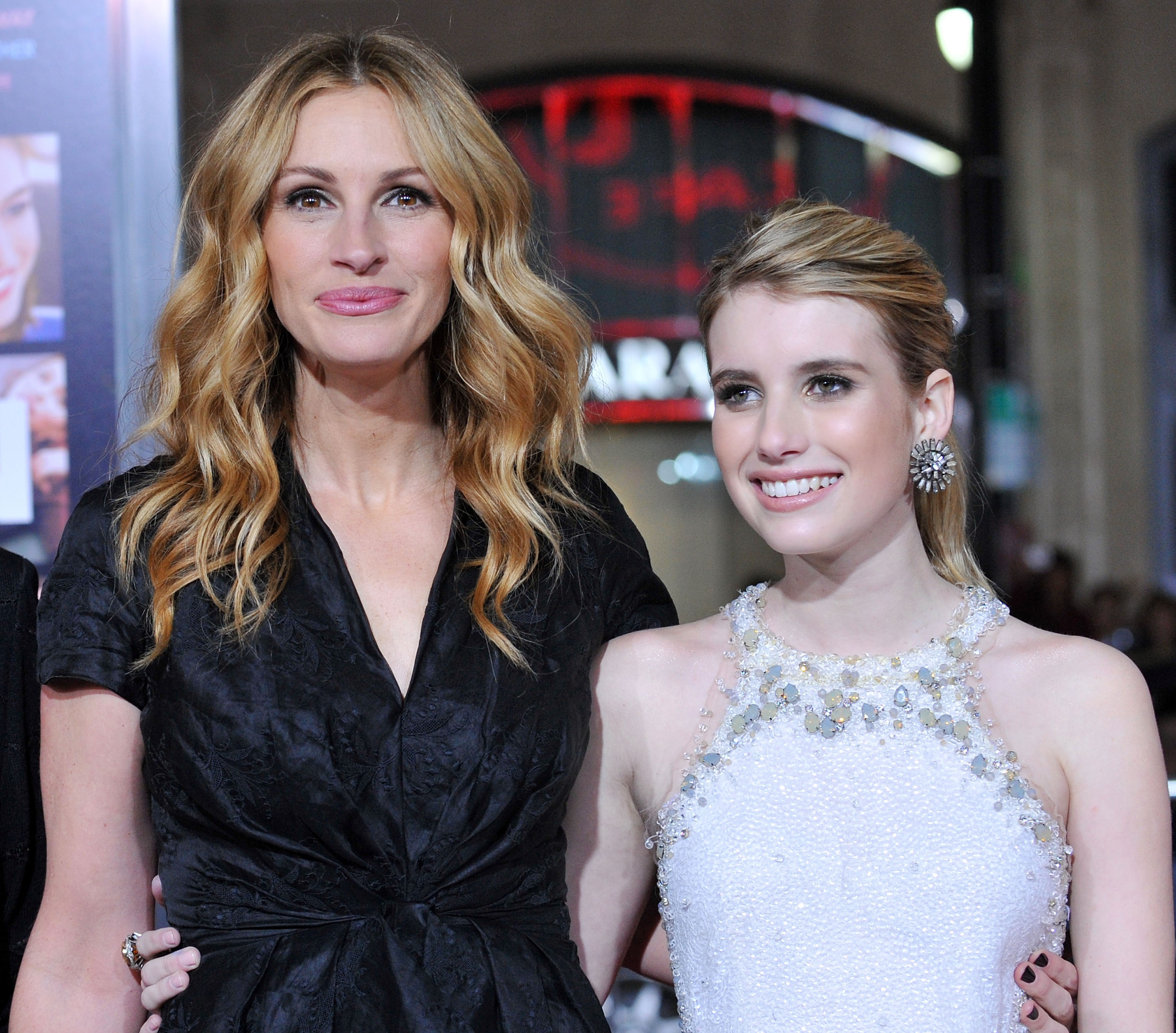 Julia and Emma Roberts at the Los Angeles premiere of "Valentine's Day" in Hollywood, California on February 8, 2010. | Source: Getty Images