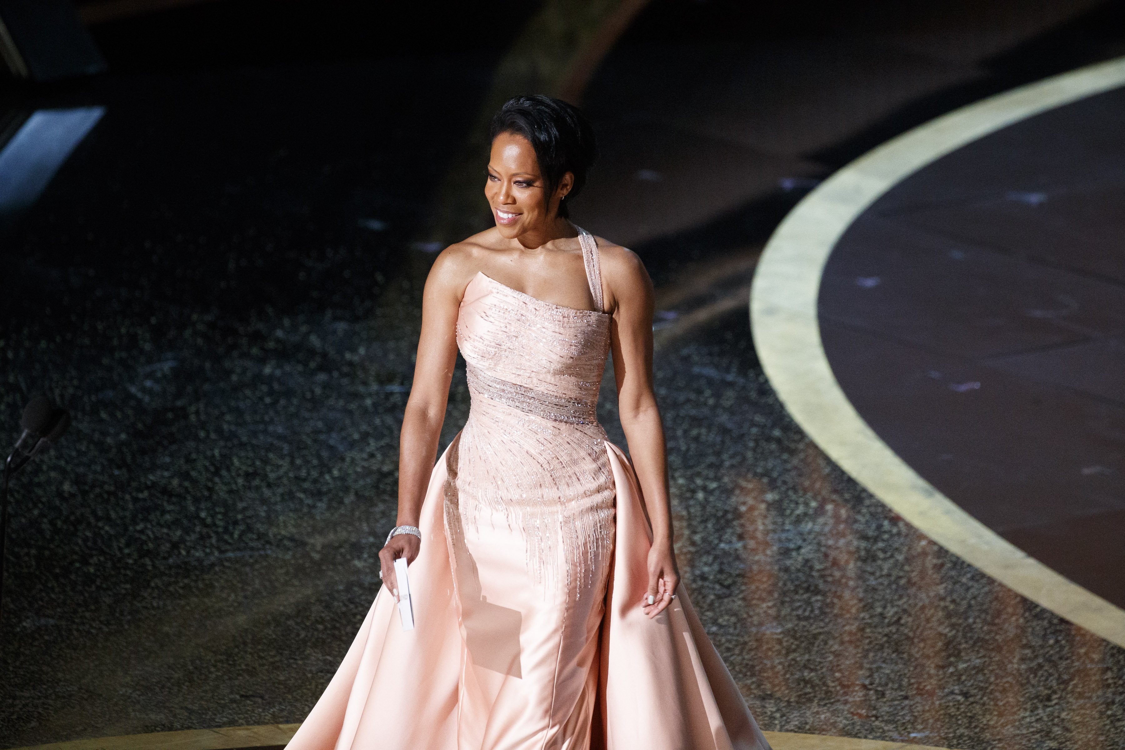 Regina King on stage to present an award at the 92nd Annual Academy Awards on February 9, 2020. | Photo: Getty Images