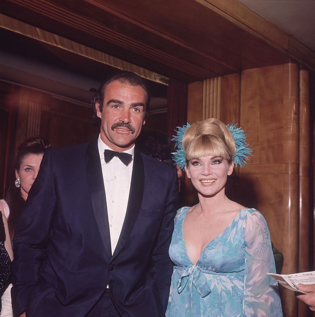 Sean Connery mit seiner ersten Frau Diane Cilento bei der Filmpremiere von „Man lebt nur zweimal“ | Quelle: Getty Images