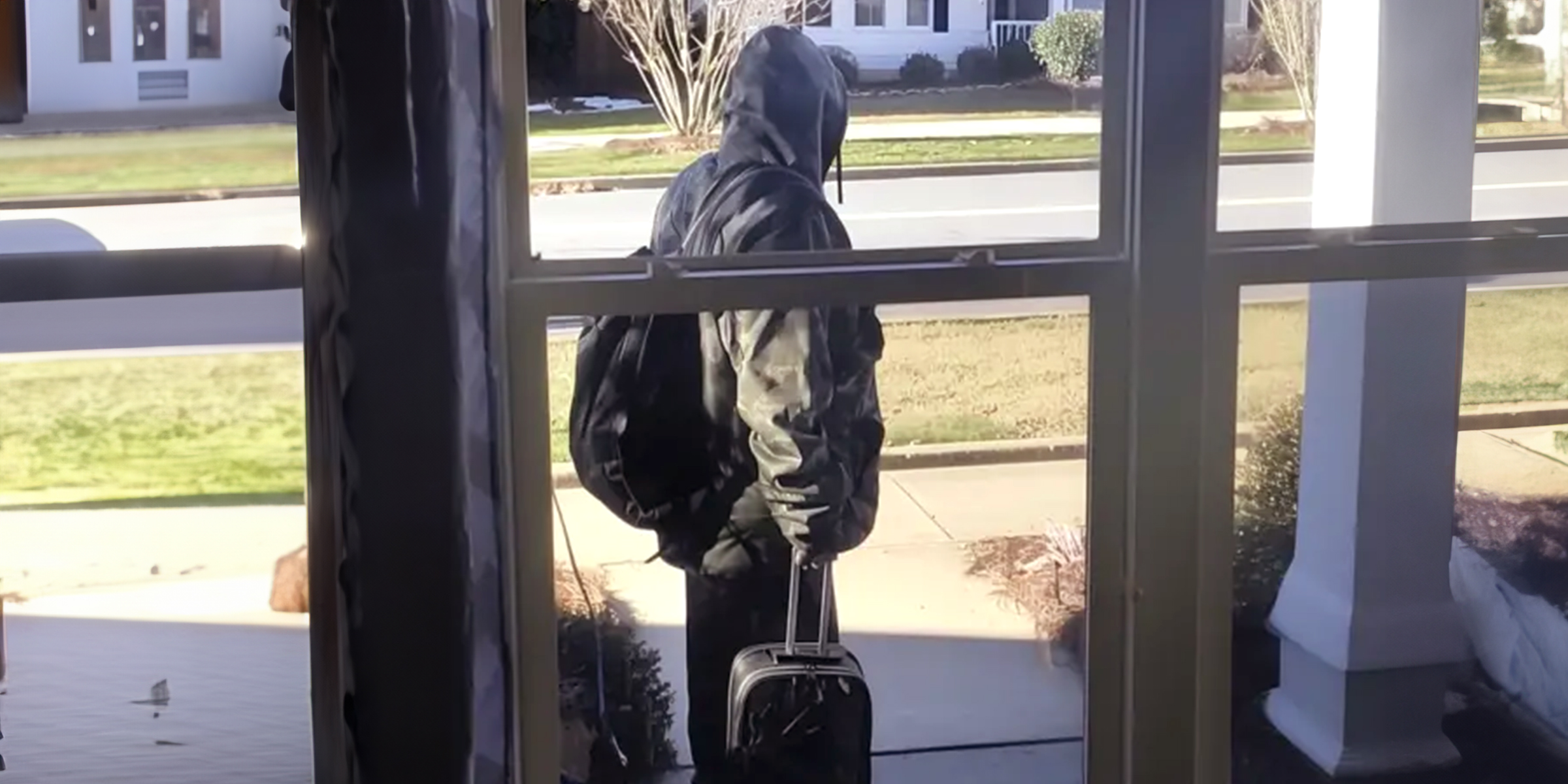 A man with a suitcase on the porch | Source: 