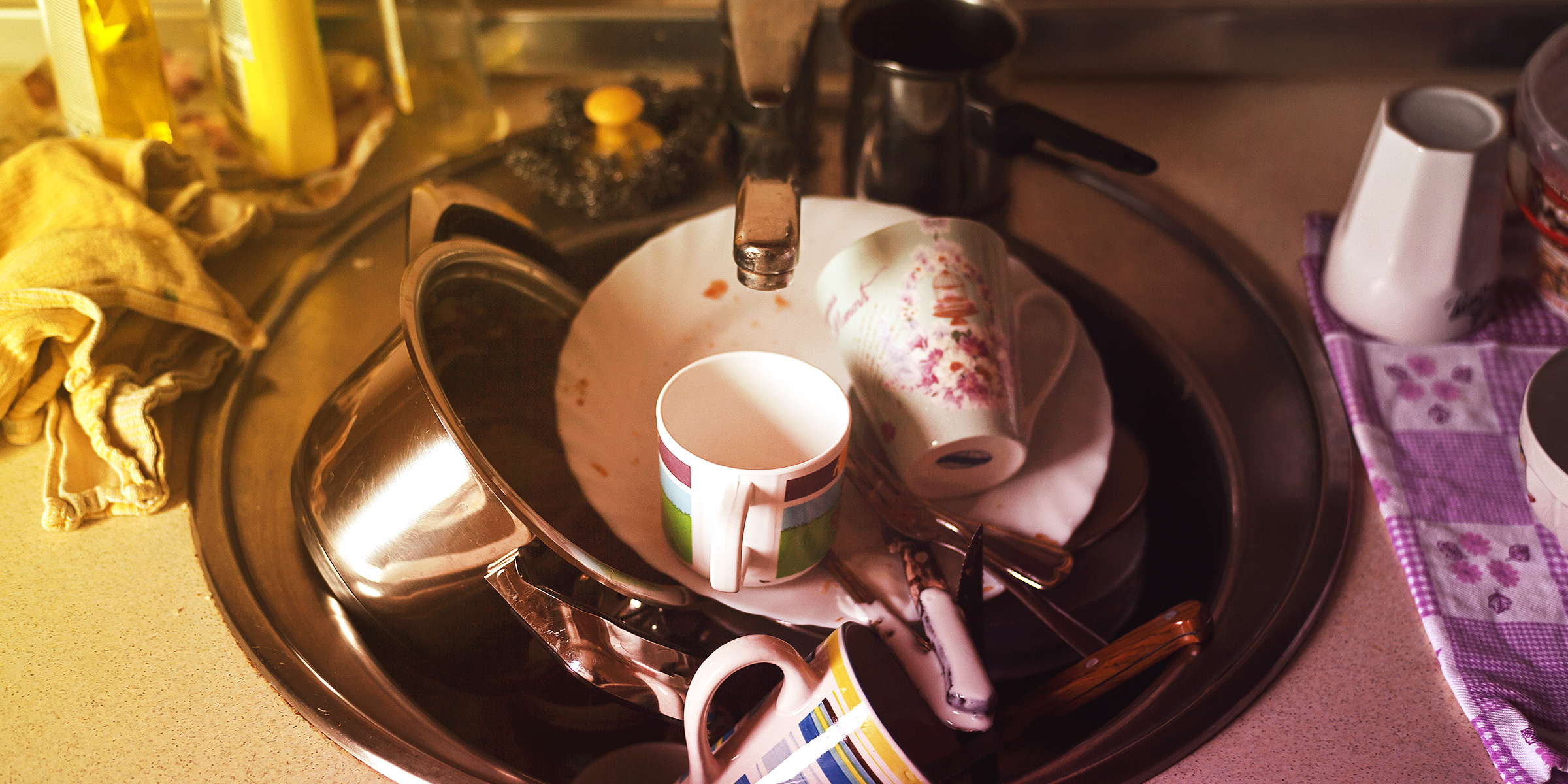 A pile of dishes | Source: Flickr