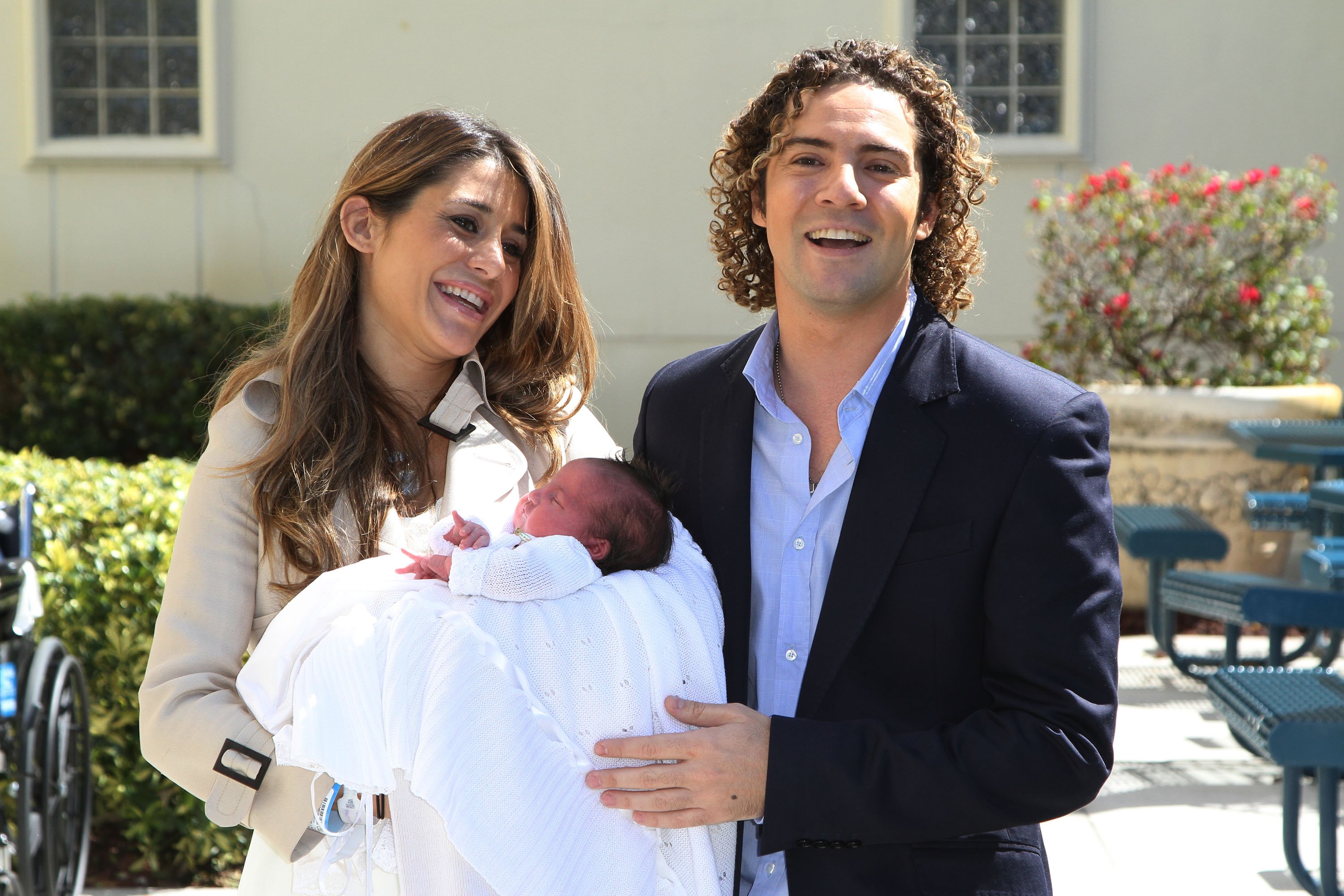 Elena Tablada, Ella Bisbal Tablada y David Bisbal salen del Hospital South Miami el 25 de febrero de 2010 en Miami, Florida. | Foto: Getty Images