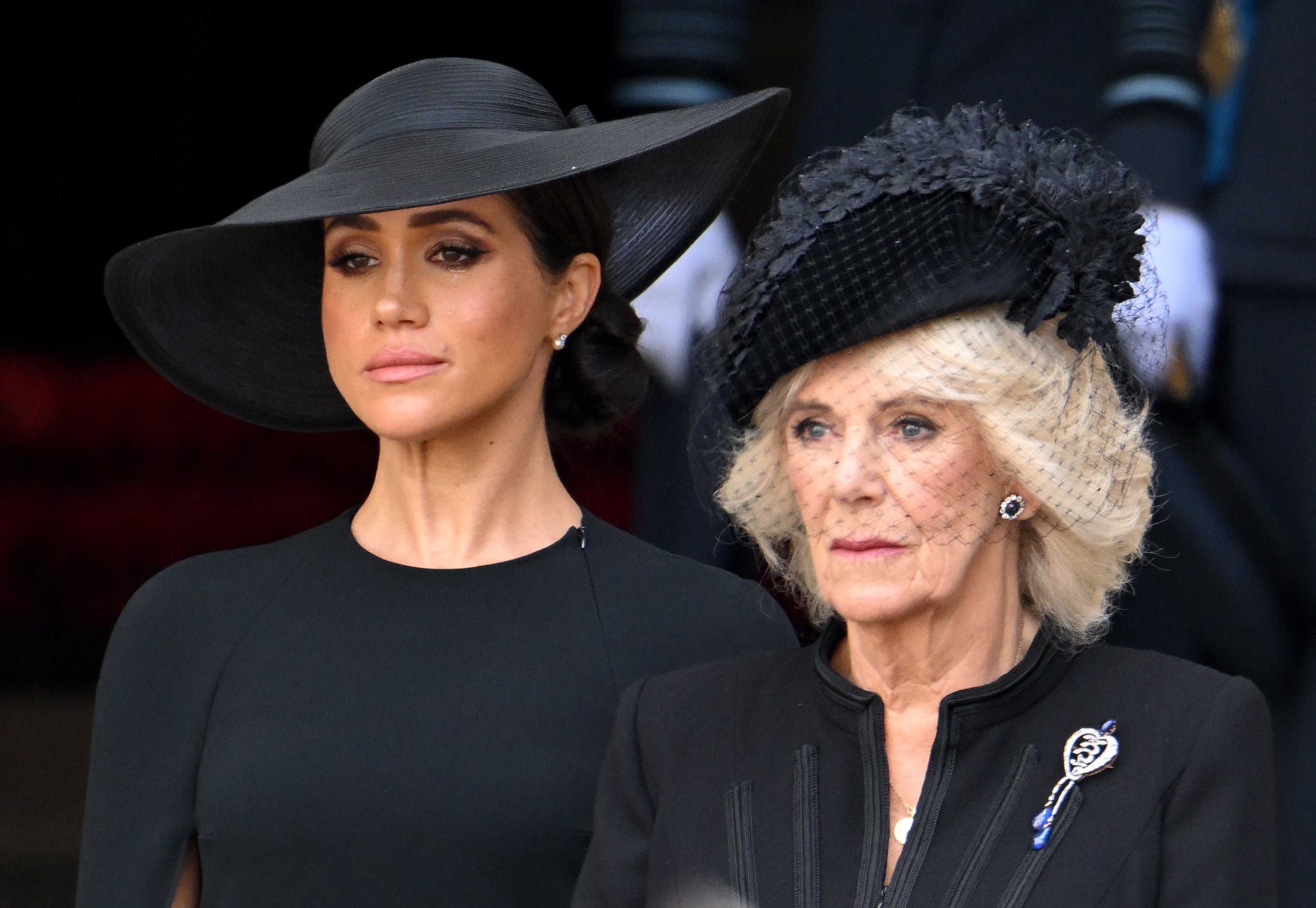 Meghan, duquesa de Sussex y Camilla, reina consorte durante el funeral de Estado de la reina Elizabeth II en la Abadía de Westminster el 19 de septiembre de 2022 en Londres, Inglaterra. | Foto: Getty Images