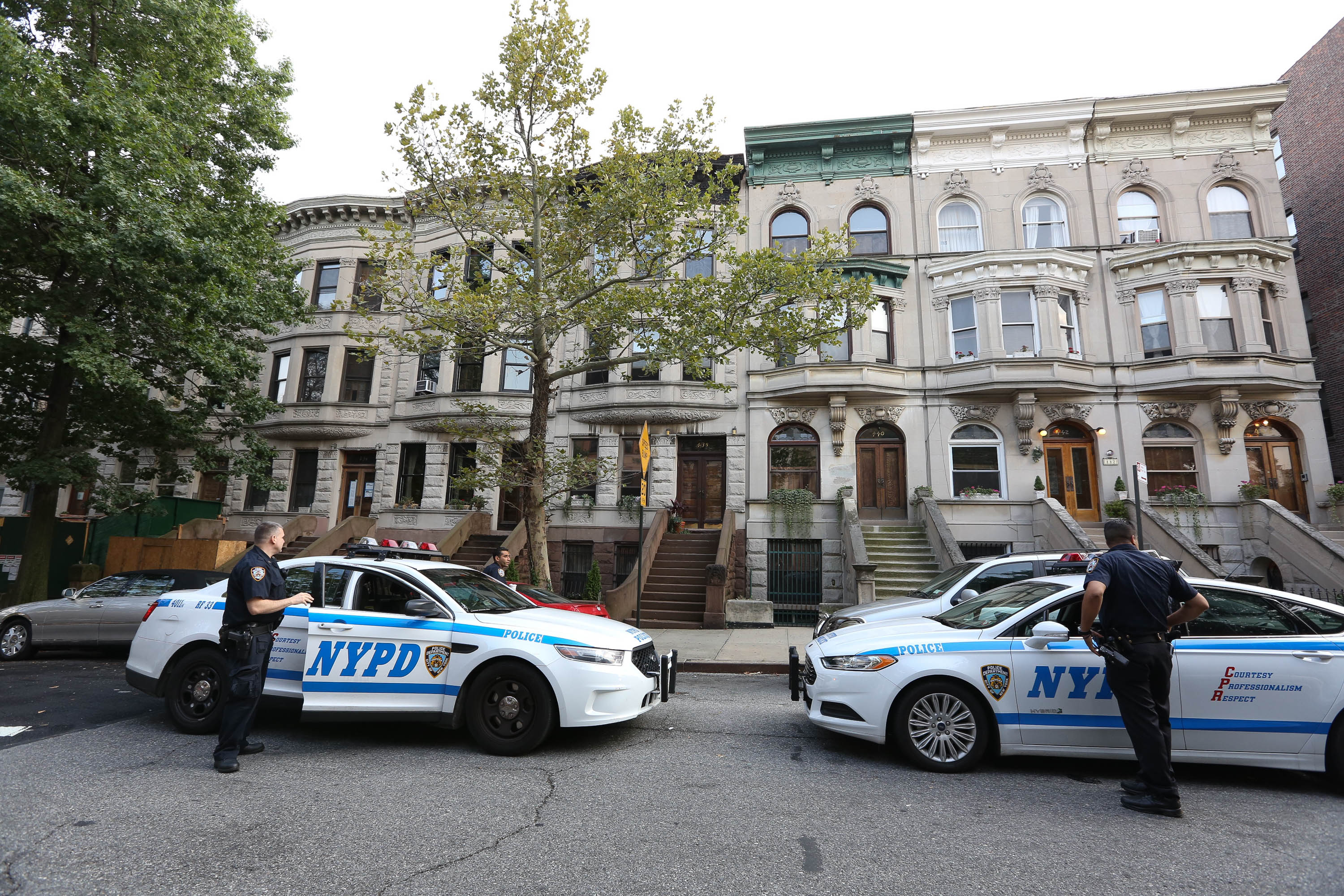 Police outside of E'Dena Hines' apartment building in the Washington Heights neighborhood on August 17, 2015 in New York City | Source: Getty Images