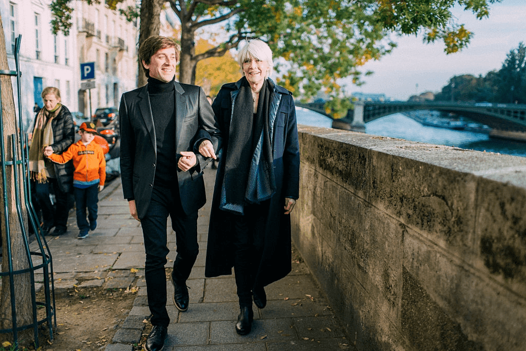 La chanteuse Françoise Hardy et Thomas Dutronc sont photographiés pour Paris Match le 1er novembre 2016 à Paris, France. | Photo : Getty Images La chanteuse Françoise Hardy et Thomas Dutronc sont photographiés pour Paris Match le 1er novembre 2016 à Paris, France. | Photo : Getty Images