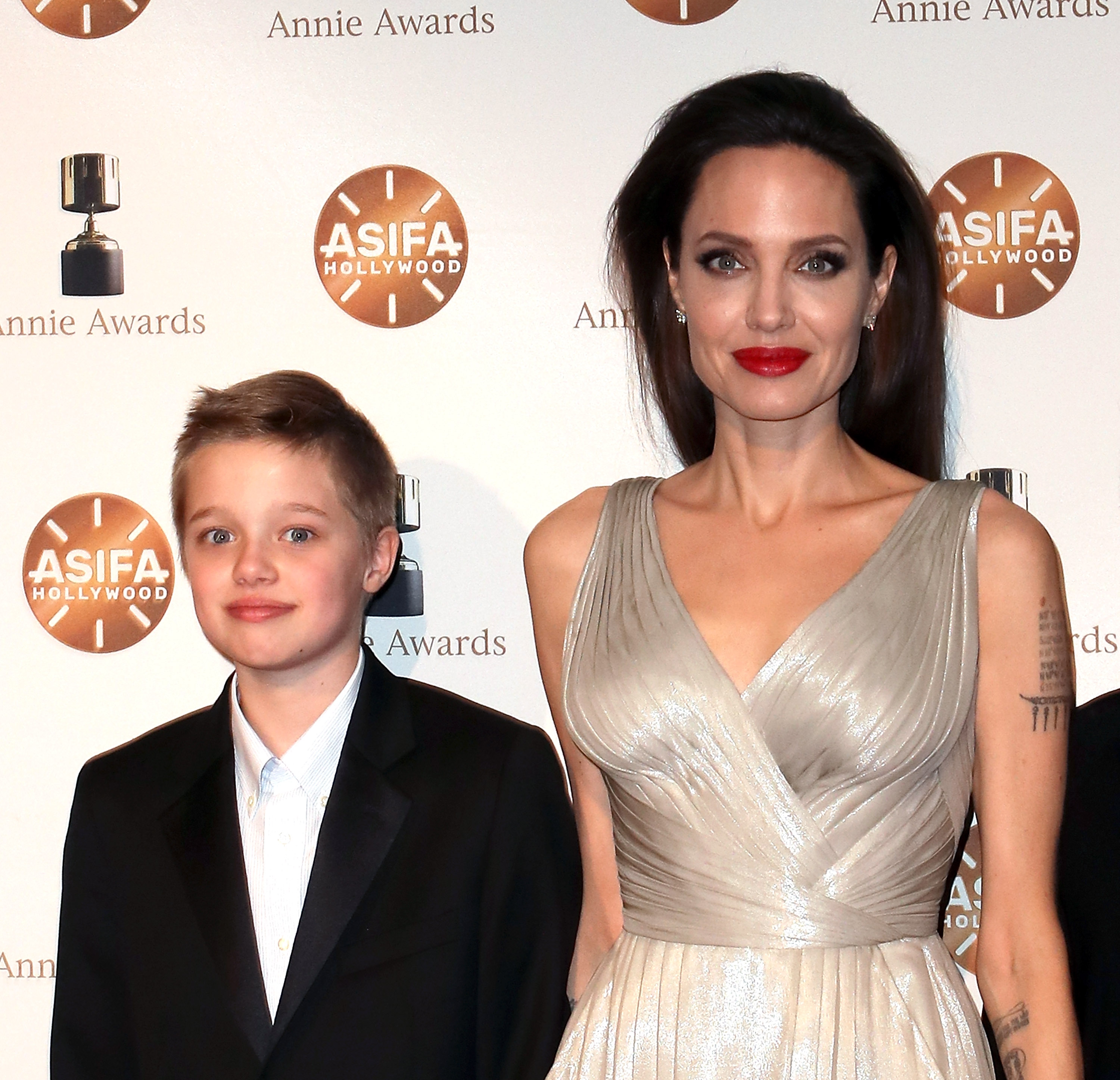 Shiloh Jolie-Pitt poses beside Angelina Jolie at the Annie Awards in Los Angeles. Dressed in a classic black suit, Shiloh’s look is polished yet understated. The red carpet moment reflects her steady confidence as her style continues to mature.