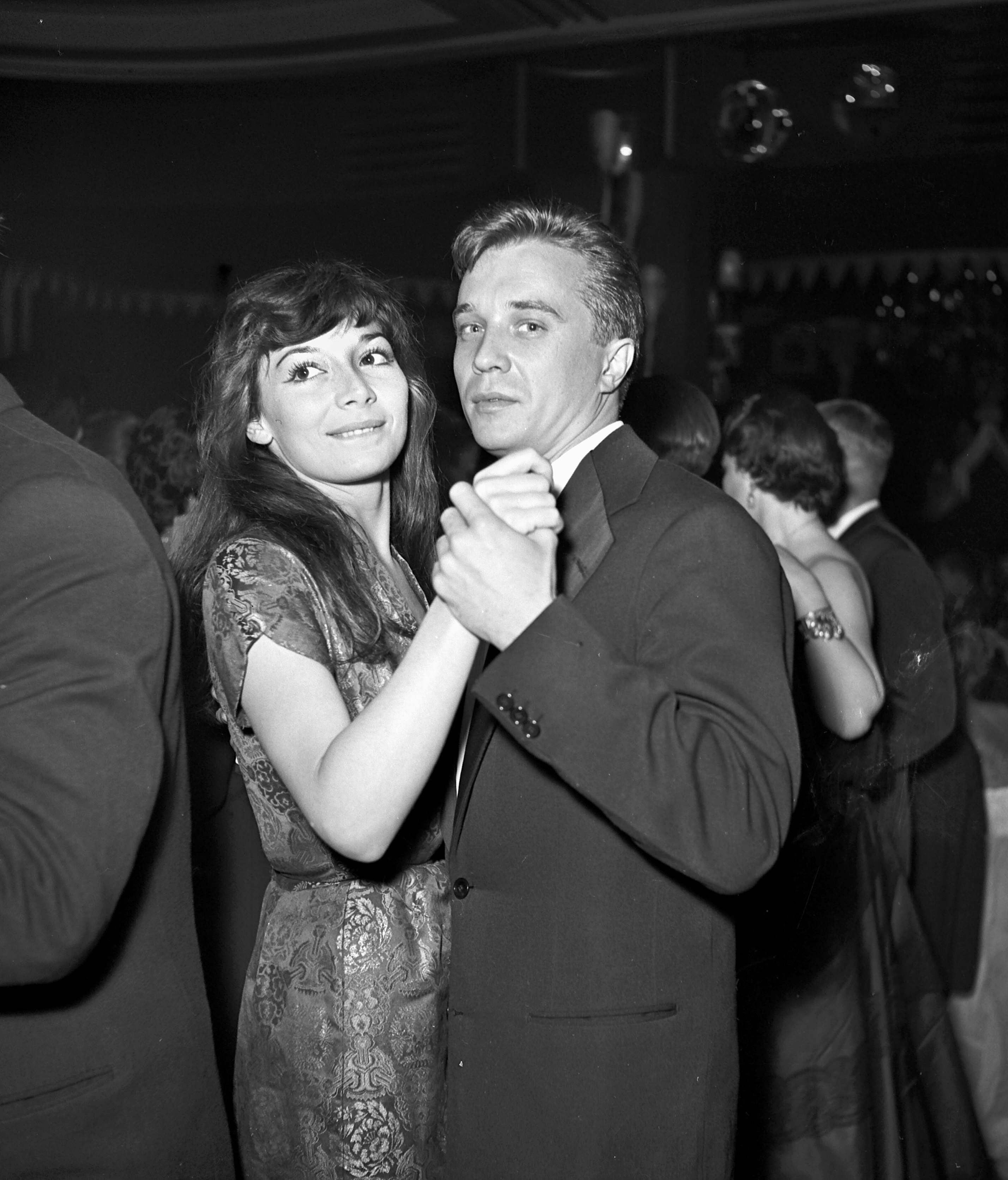 Juliette Gréco y el actor Philippe Lemaire en su boda civil, el 25 de junio de 1953 en París. | Foto: Getty Images Juliette Gréco y el actor Philippe Lemaire en su boda civil, el 25 de junio de 1953 en París. | Foto: Getty Images