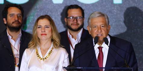 AMLO con su esposa y dos de sus hijos. AMLO con su esposa y dos de sus hijos.