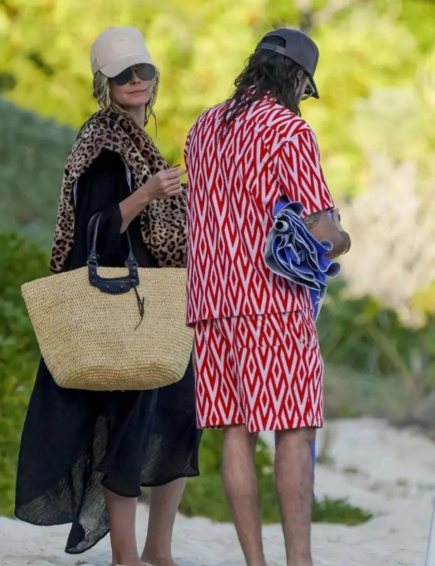 Heidi Klum and Tom Kaulitz walk on the beach, dated January 11, 2025 | Source: Instagram/pagesix