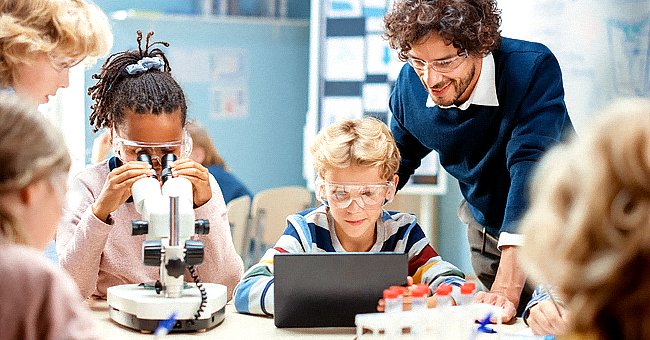 Étudiants assis avec leur professeur dans un cours. | Photo : Shutterstock