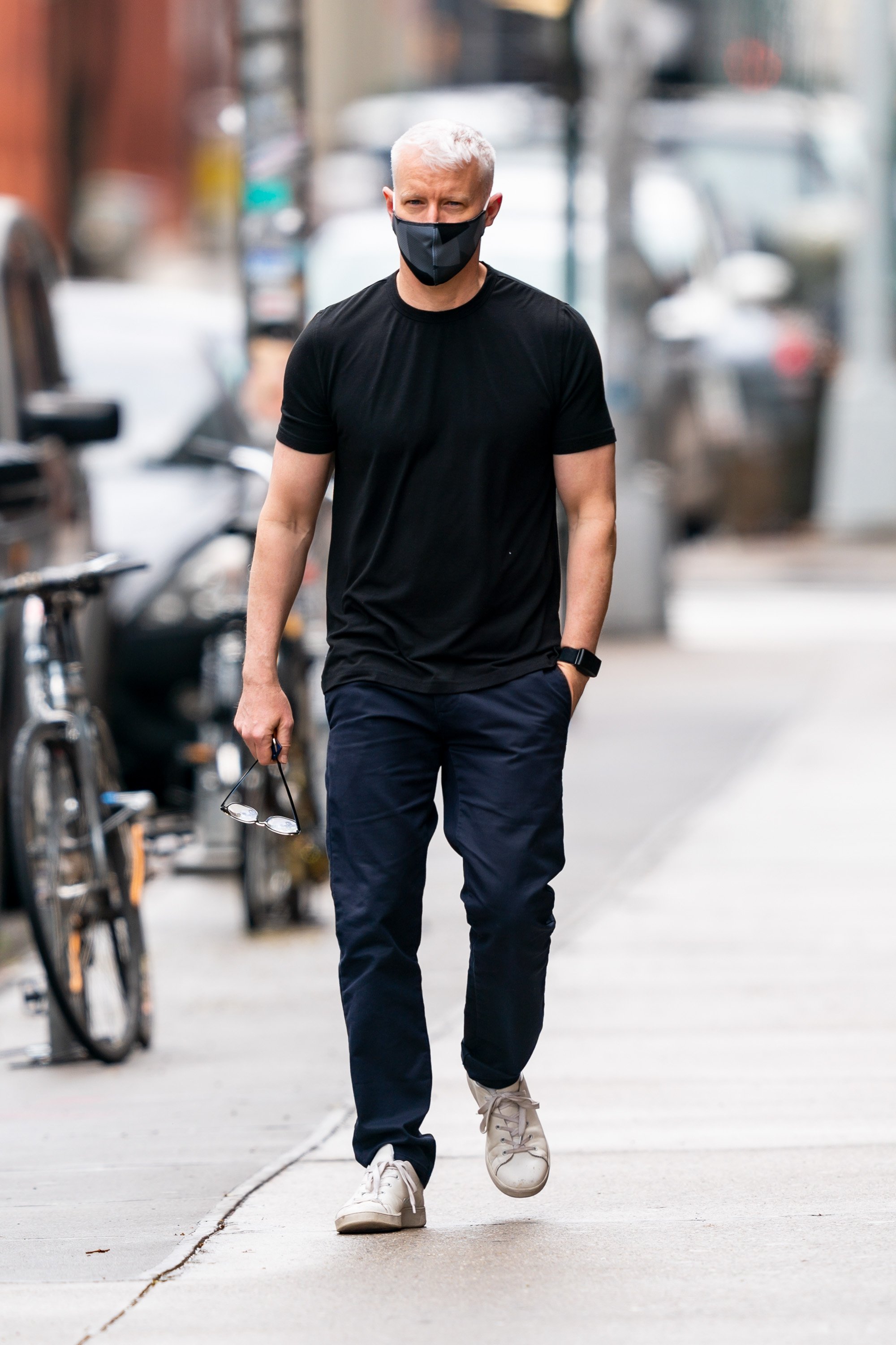 Anderson Cooper caught out on a walk in New York's Westvillage in May, 2020. | Photo: Getty Images.