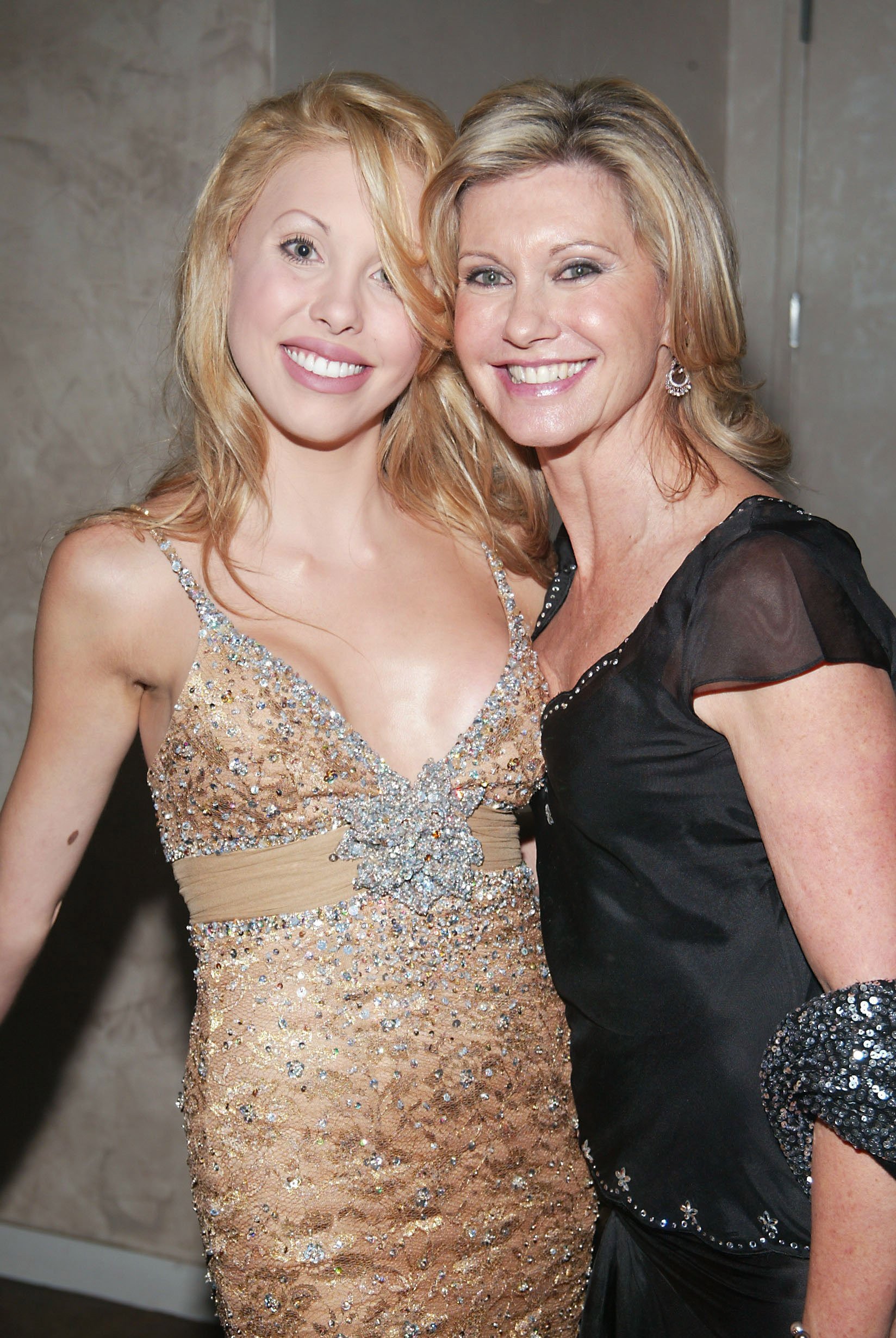 Chloe Lattanzi and Olivia Newton-John at the Universal Music Group Country Music Awards after party on November 15, 2005 | Source: Getty Images