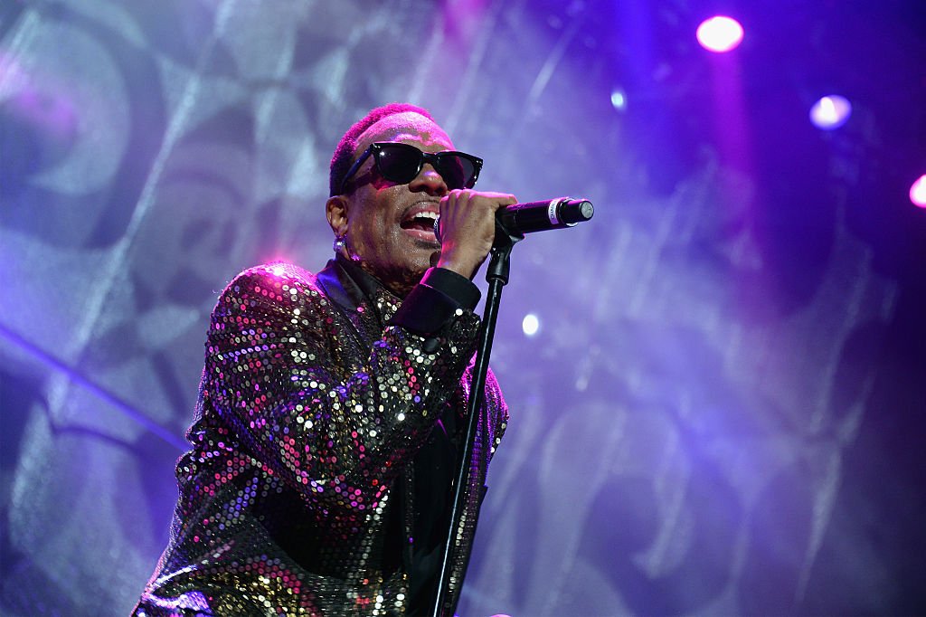 Charlie Wilson performs onstage at Barclays Center of Brooklyn on March 5, 2015 in New York City. | Photo: Getty Images
