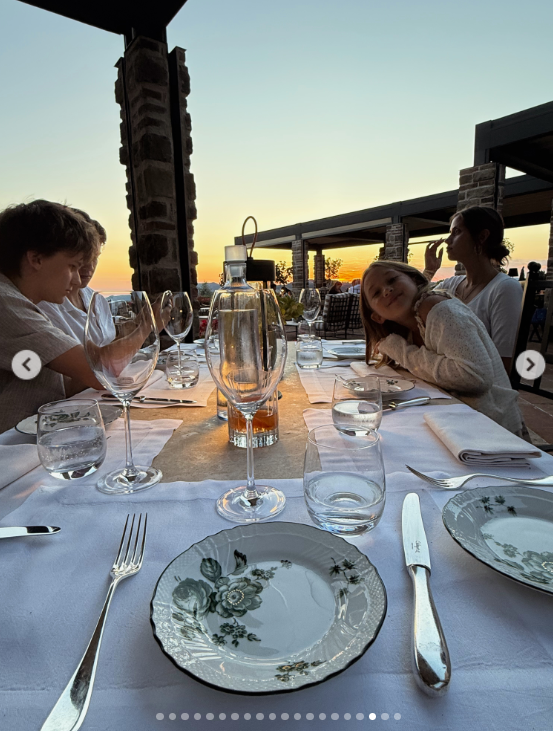 Another photo showed the family at dinner as the sun set. The table was set with plates and glasses, while the orange sky glowed behind the restaurant. | Source: Instagram/katehudson