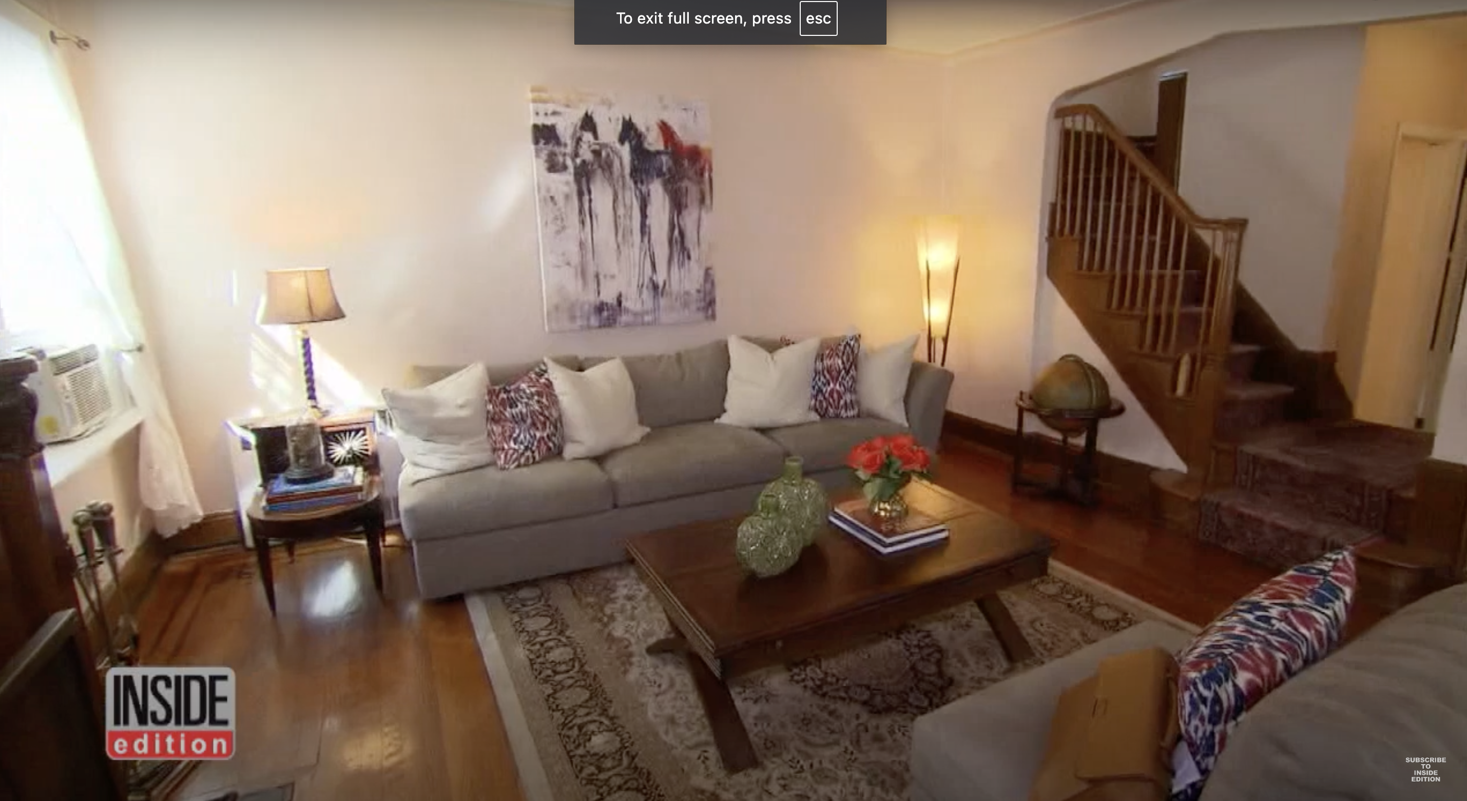 A look inside the living room of President Donald Trump's childhood home, as seen in a video shared on September 10, 2016 | Source: YouTube/InsideEdition