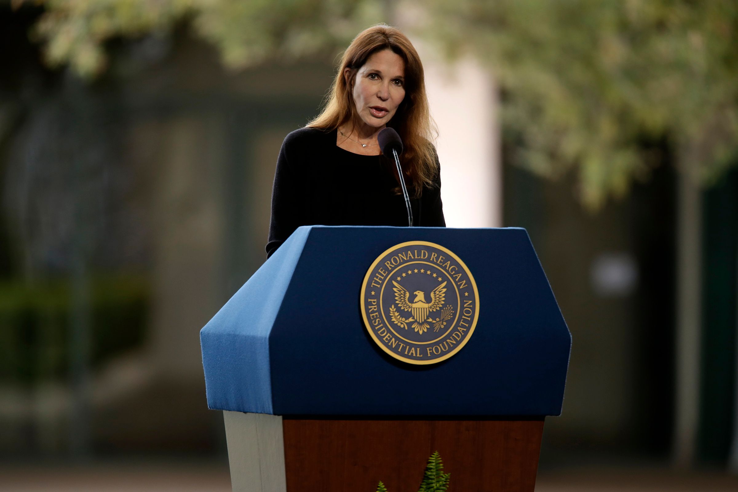 Patti Davis spoke at the funeral of her mother and former First Lady Nancy Reagan at the Ronald Reagan Presidential Library March 11, 2016 in Simi Valley, California | Photo: Getty Images