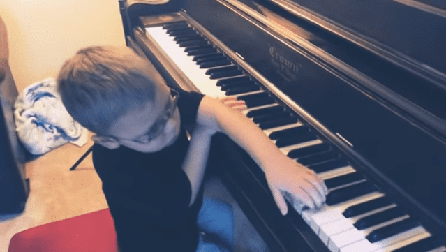 Queen - "Bohemian Rhapsody" cover au Piano. | Photo : Youtube / Avett Ray