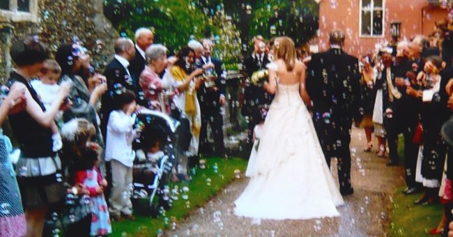 Bride and groom walking out of their wedding | Source: Flickr/HerryLawford