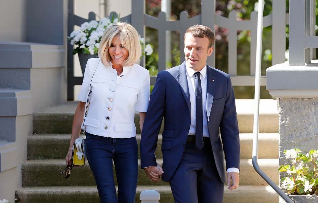 Brigitte et Emmanuel Macron quittent leur résidence au Touquet le 11 juin 2017. | Photo: Getty Images
