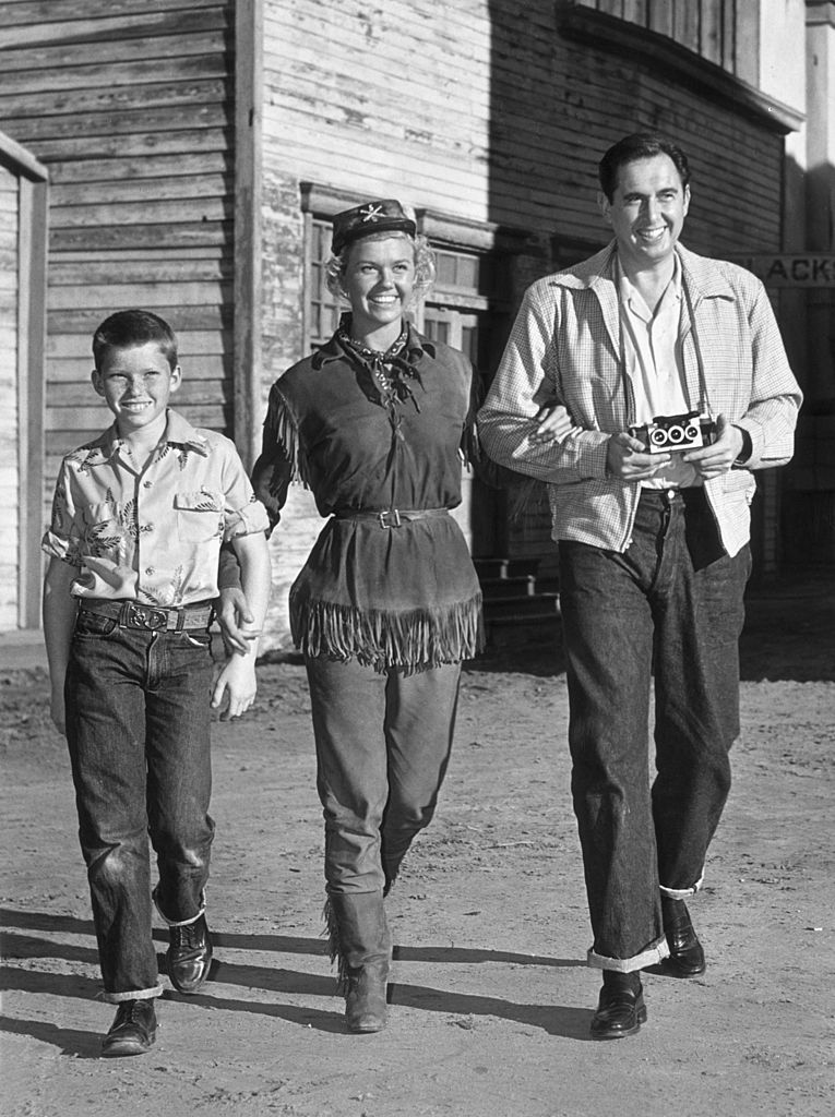 Doris Day walking with her son, Terry, and her husband, Martin Melcher circa 1953 | Photo: Getty Images