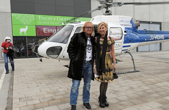 Carmen und Robert Geissen vor einem Helikopter, Salzburg, 2013 | Quelle: Getty Images Carmen und Robert Geissen vor einem Helikopter, Salzburg, 2013 | Quelle: Getty Images